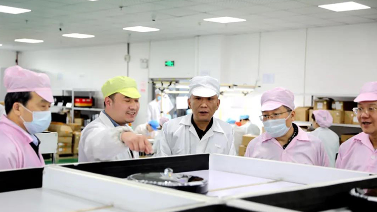 省人大常委會委員、省人大財政經(jīng)濟(jì)委員會主任委員張亦賢一行調(diào)研炬神電子
